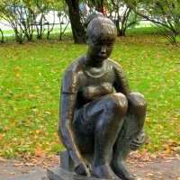Скульптура "Рисующая девушка" :: Сергей Карачин