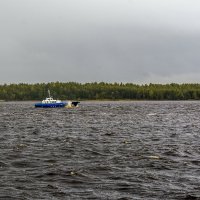 Трудяга "Митягин". На реке Онега шторм. :: Марина Никулина