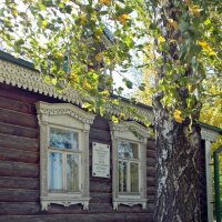 Низкий дом с голубыми ставнями... :: Galina Solovova