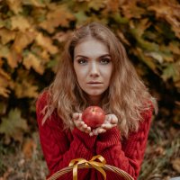 Девушка с яблоками :: Мария Житная-Видюкова