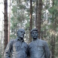 Ленин и Сталин прямо в лесу стоят. :: ast62 