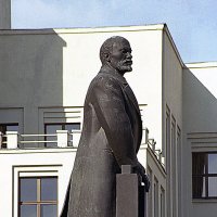 Минск. Ленин перед фасадом КГБ. :: Игорь Олегович Кравченко