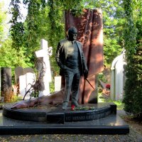 Памятник Михаилу Ульянову :: Александр Чеботарь