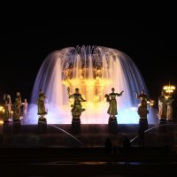 Ночной фонтан :: Александр Велигура