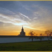 Стены монастыря в заходящем свете :: Евгений 