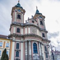 Главной доминантой площади Иштвана Добо является церковь св. Антония :: Дмитрий Лупандин