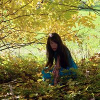 Девушка осенью,сидя в тени под ветвями осеннего дерева :: Pavlov Filipp 