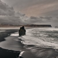 Исландия. Вид с мыса Didholaey на чёрный пляж и базальтовые столбы Reynisfjara :: Игорь Иванов