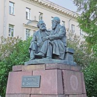 Памятник К. Марксу и Ф. Энгельсу :: ИРЭН@ .