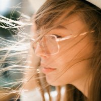 Портрет девушки в очках в солнечный день во время сильного ветра :: Lenar Abdrakhmanov