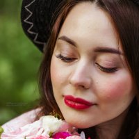 Портрет девушки с букетом цветов :: Ксюша Воробьёва