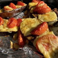 Баклажаны с сыром и чесноком и помидорками :: Александр Деревяшкин
