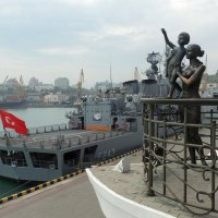 Турецкий фрегат "TCG Yildirim"  в порту Одессы :: Юрий Тихонов