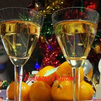 Огоньками ёлка светит, пьёт шампанское народ, с каждым годом всё смешнее, мы встречаем Новый год! :: Андрей Заломленков