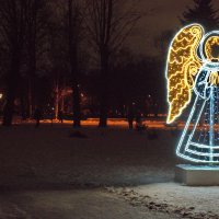 Лишь ангел с нами до конца,  и не видать его лица, но освещает наш он путь , чтоб не могли с него св :: Валентина Папилова