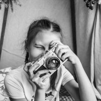 Девочка с фотоаппаратом :: Наталья Егорова