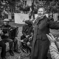 Посиделки во дворе. :: Николай Галкин 