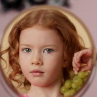 Портрет девочки с фруктами и зеркалом :: Наталья Преснякова