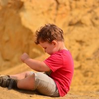Детская страсть к песку :: Сергей Шаталов