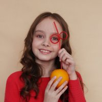 Портрет девочки с апельсином :: Наталья Преснякова