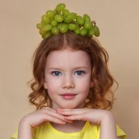 Портрет девочки с виноградом :: Наталья Преснякова