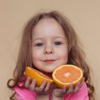 Портрет девочки с фруктами :: Наталья Преснякова