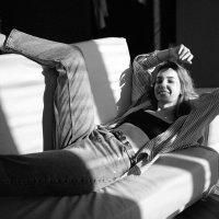 Девушка в джинсах и легкой рубашке лежит на диване под яркими солнечными лучами :: Lenar Abdrakhmanov