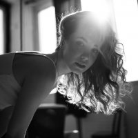 Портрет девушки в белом топе в контровом солнечном свете :: Lenar Abdrakhmanov