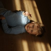Портрет мальчика на полу с естественным светом :: Наталья Преснякова