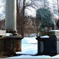 Статуи Петергофа, "Когда же включат фонтаны?Ты не знаешь?" :: Лариса С.