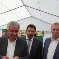 Президент Абхазии ( второй слева) :: Валерий 