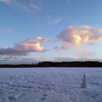 Над озером резвятся облака :: Galina Solovova