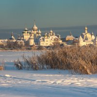 Ростовский кремль со льда озера Неро :: Андрей Бо