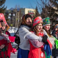 На празднике Проводы зимы :: Лариса Корсакова