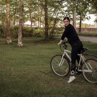 Женщина на велосипеде :: Александр Кемпанен