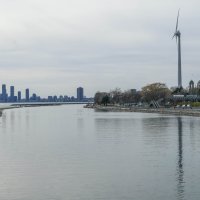 Ветряная турбина и бывшее правительственное здание. Торонто :: Юрий Поляков