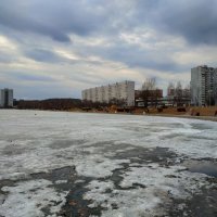 Лед на пруду, по которому уже не ходят :: Андрей Лукьянов