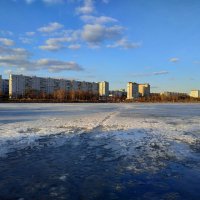 Лед на пруду, по которому уже не ходят :: Андрей Лукьянов