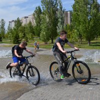 Велобрызги...В городе Астане,любят велосипеды... :: Андрей Хлопонин