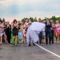 Интересно, кто придумал обряд переноса невесты на руках через мост? :: Анатолий Клепешнёв