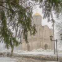 Дмитриевский собор туманным днем :: Сергей Цветков