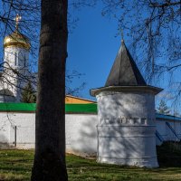 Угловая башня Борисоглебского монастыря. :: Анатолий. Chesnavik.
