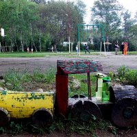 На детской площадке... :: Евгений 