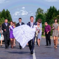 Свадебное фото. Перенос невесты через мост. :: Анатолий Клепешнёв