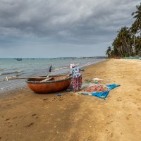 Рыбак(рыбачка) и море... Вьетнам! :: Александр Вивчарик