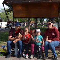 Семья любителей мороженого.... :: Андрей Хлопонин