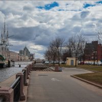 На Петроградской набережной... :: Сергей Кичигин