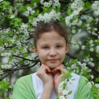 Портрет девочки в цветении вишни в парке :: Наталья Преснякова