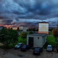 Мой двор в цветах угрюмого июльского заката :: Анатолий Клепешнёв
