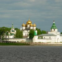 Вид на Ипатьевской монастырь с Волги :: Сергей Моченов